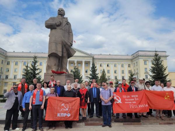Смоленские коммунисты отметили день рождения Ленина Смоленские коммунисты отметили день рождения Ленина