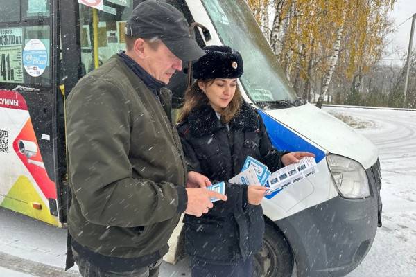 Смоленские госавтоинспекторы проводят профилактические беседы с водителями общественного транспорта