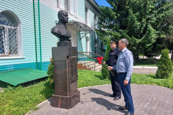 В День памяти и скорби смоленские транспортные полицейские и общественники почтили память земляка