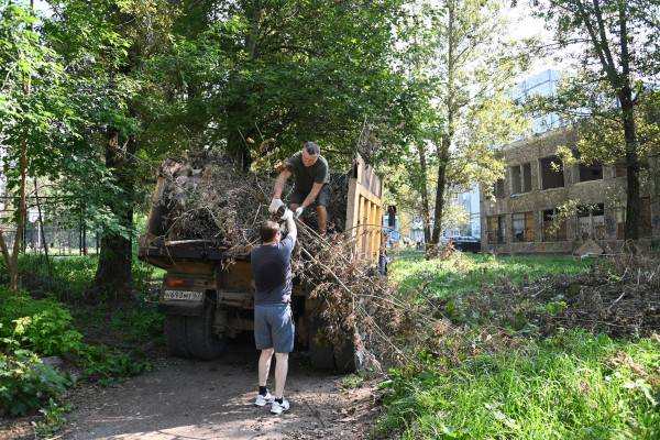 Очередной субботник состоялся в Промышленном районе города Смоленска