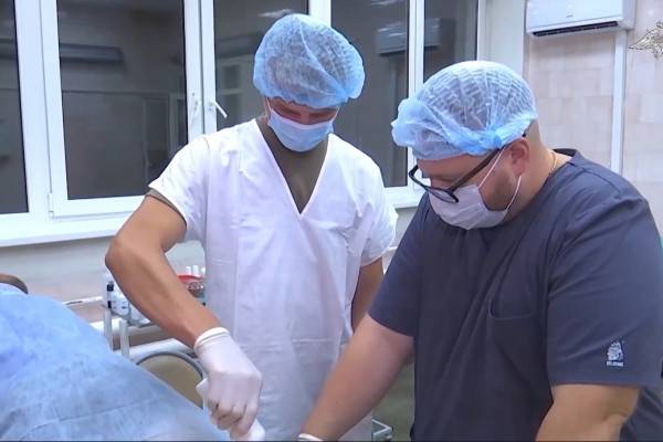 Минобороны РФ показало работу военных врачей ЗВО в зоне спецоперации