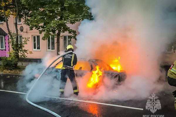 В Сафонове пожар уничтожил автомобиль LADA Priora