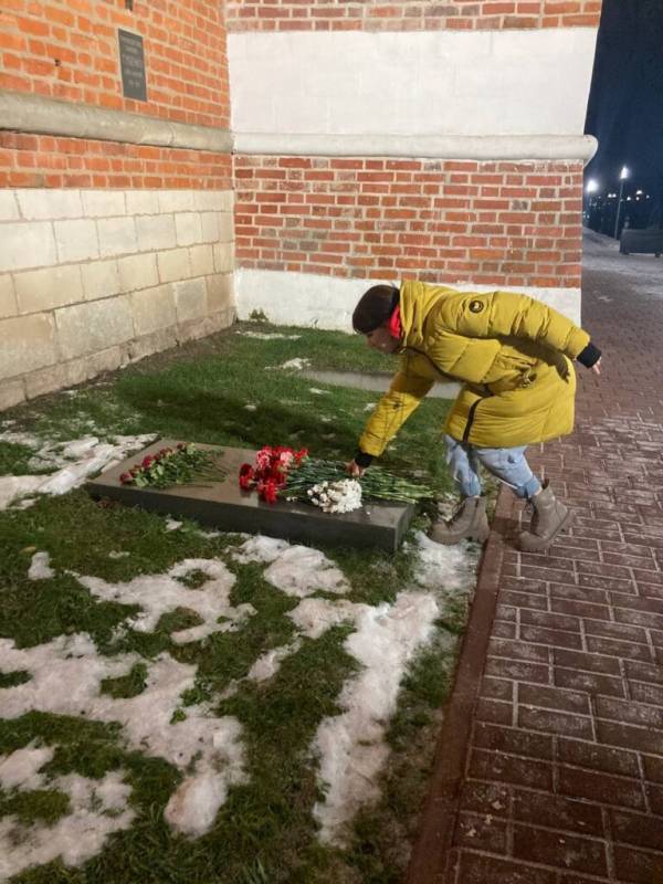 Цветы — герою-партизану Цветы — герою-партизану