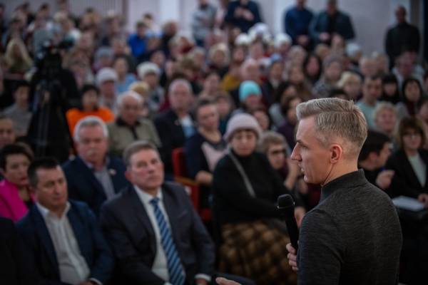 Коротко об итогах встречи губернатора области Василия Анохина с жителями Рославльского района