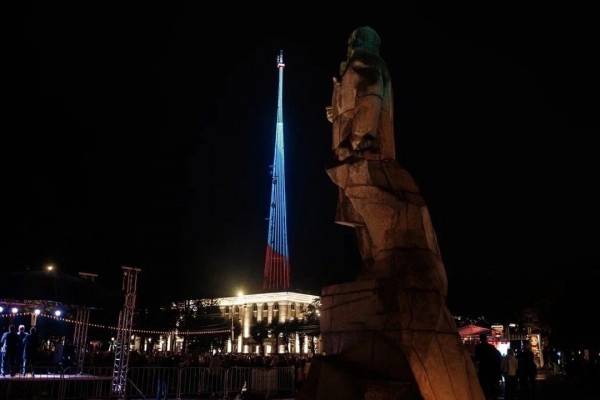 12 декабря телебашня Смоленска окрасится цветами флага России 12 декабря телебашня Смоленска окрасится цветами флага России
