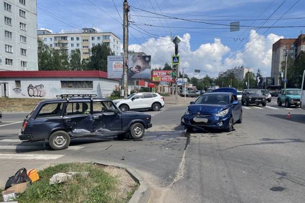 На улице Николаева в Смоленске произошло столкновение автомобилей «ВАЗ» и Hyundai