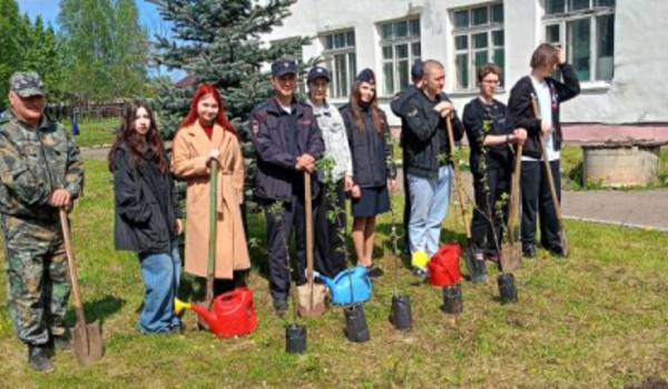 В Сафонове полицейские, общественники и школьники приняли участие в акции «Сад памяти»