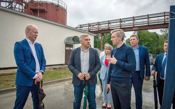 Василий Анохин ознакомился с ходом строительства цеха по очистке масла компании «Агритек» в Рославльском районе