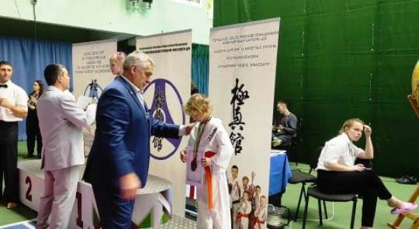 Триумфальное выступление юной спортсменки на международном турнире по карате в Минске