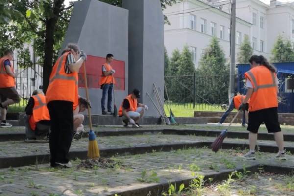 В Смоленске школьники ухаживают за воинскими захоронениями