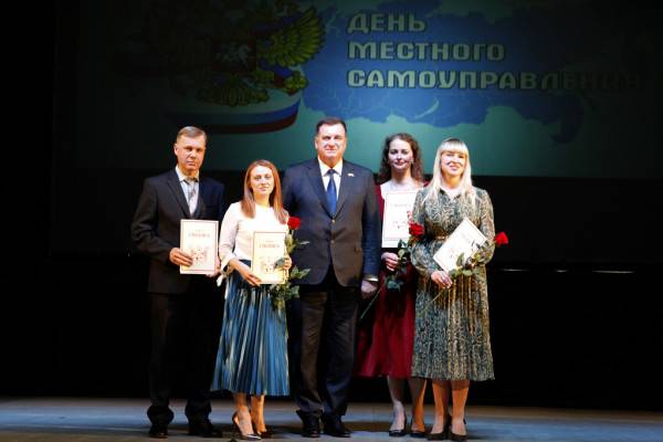 Поздравление муниципальных служащих Анатолием Овсянкиным