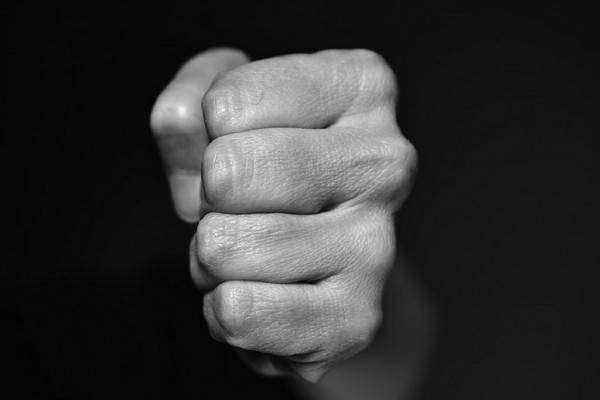 Житель Рославля на почве ревности избил до смерти приятеля своей бывшей сожительницы Житель Рославля на почве ревности избил до смерти приятеля своей бывшей сожительницы