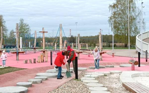 Всероссийский субботник в Десногорске прошёл дружно, не оставив после себя ни бумажки, ни листочка!