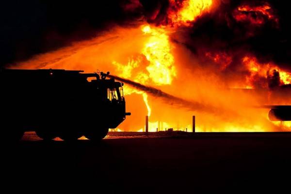 Пожар в Смоленской области: гаражи уничтожены огнем