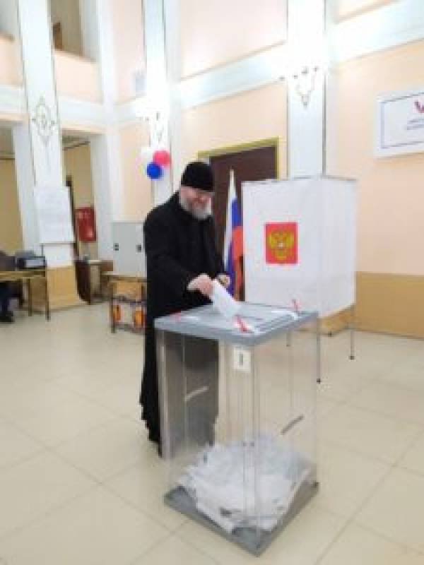 Епископ Рославльский и Десногорский принял участие в голосовании на избирательном участке, который находится в Городском Доме культуры Епископ Рославльский и Десногорский принял участие в голосовании на избирательном участке, который находится в Городском Доме культуры