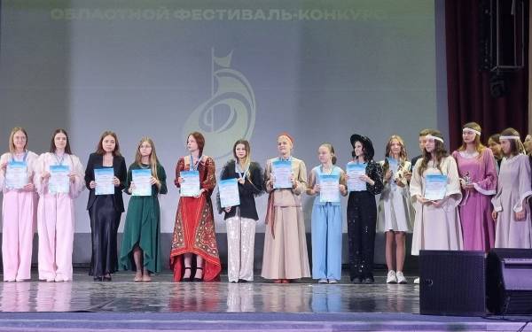 Вдохновение и успех: вокальный коллектив «Колибри» покоряет сцену фестиваля «Таланты Смоленщины»