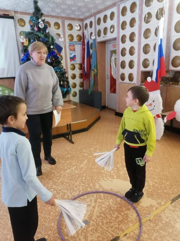 У зимы на святки свои подарки. Праздник для младших школьников
