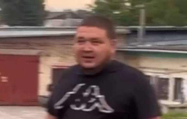 В Рославле мужчина избил палкой двух девушек