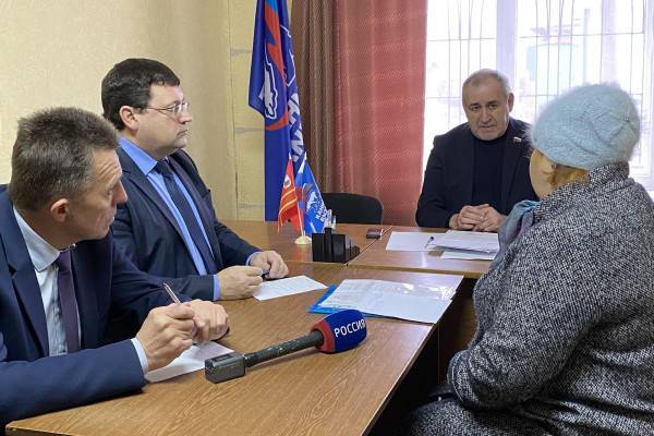 Депутат Госдумы Сергей Неверов провёл приём граждан в Дорогобужском районе 