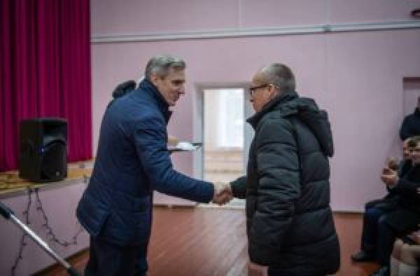 Губернатор Смоленской области вручил ключи от новых квартир работникам сельхозпредприятия «Шуйское» Губернатор Смоленской области вручил ключи от новых квартир работникам сельхозпредприятия «Шуйское»