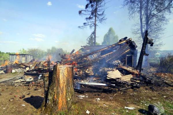 В Новодугинском районе сгорели частный дом и хозпостройка 
