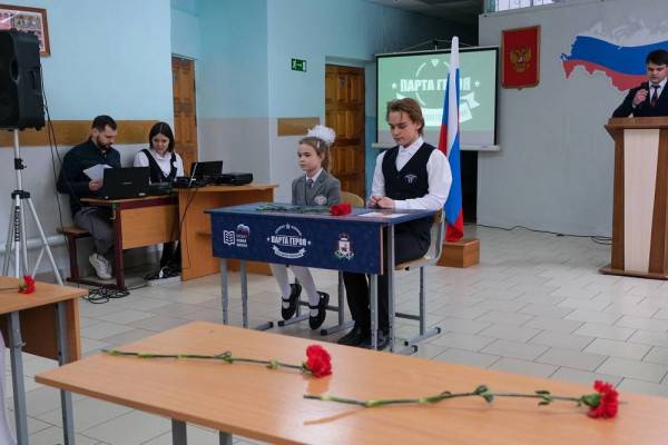 В Смоленске почтили память героя России Алексея Буханова, установив Парту Героя в школе № 17. В Смоленске почтили память героя России Алексея Буханова, установив Парту Героя в школе № 17.
