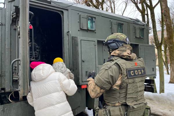 В День защитника Отечества смоленские росгвардейцы организовали показ спецтехники и вооружения 