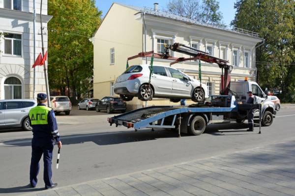 В Смоленске в ходе рейда «Парковка – Центр» выявили 48 нарушений ПДД