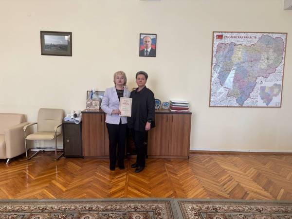 Награждение директора Рославльского медтехникума почетной грамотой Награждение директора Рославльского медтехникума почетной грамотой