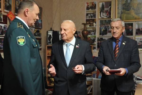 Смоленскому таможеннику Дмитрию Калинину вручили боевую награду 