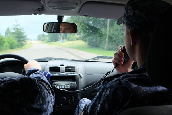 В Смоленской области росгвардейцы задержали находящегося в розыске мужчину 