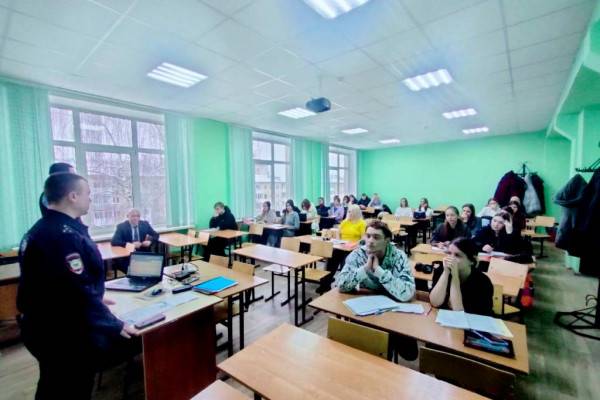 В Смоленске транспортные полицейские встретились с будущими юристами В Смоленске транспортные полицейские встретились с будущими юристами