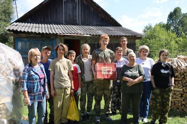 В Ельнинском районе поисковики и участники акции «Забота» оказали помощь по хозяйству одинокой пенсионерке В Ельнинском районе поисковики и участники акции «Забота» оказали помощь по хозяйству одинокой пенсионерке
