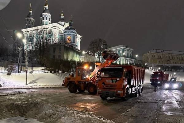 Ночная уборка улиц Смоленска: 52 единицы техники и 100 рабочих для обеспечения безопасности движения