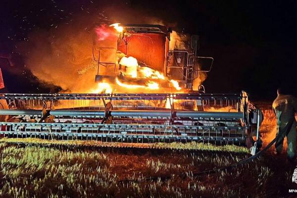 Зерноуборочный комбайн уничтожен в результате пожара в Вяземском районе